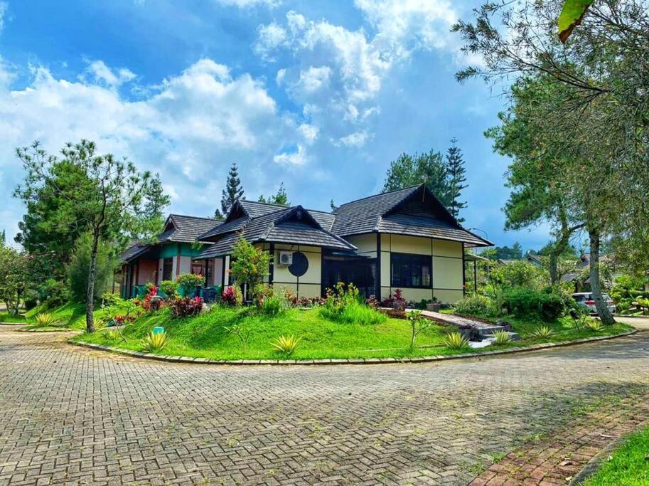 Designer Villa Tokyo Cianjur Buitenkant foto